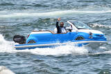 「「フィアット500が水没した!?」と思ったらまさかのボート！　しかもガチヨットメーカーが設計して一般販売もしている!!」の画像2