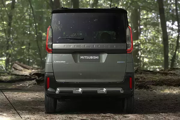 「オマージュの宝庫！　三菱デリカミニの「デザイン」が登場前から心に刺さりまくるワケ」の画像