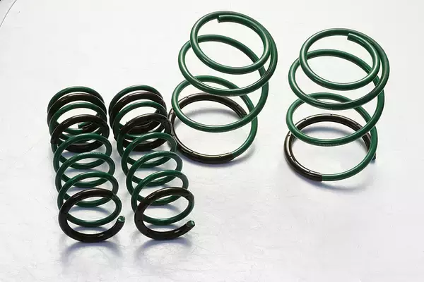 「よく見るコイルスプリングだけじゃない！　板バネに空気バネなどクルマのサスペンションの「バネ」の種類と特徴」の画像