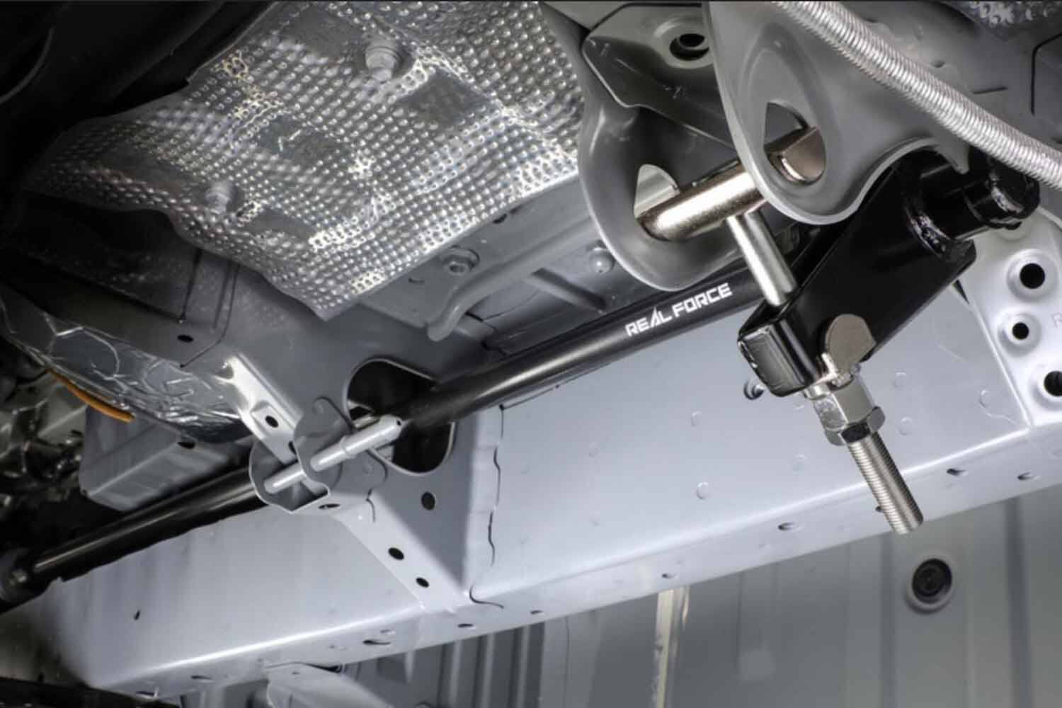 よく見るコイルスプリングだけじゃない！　板バネに空気バネなどクルマのサスペンションの「バネ」の種類と特徴