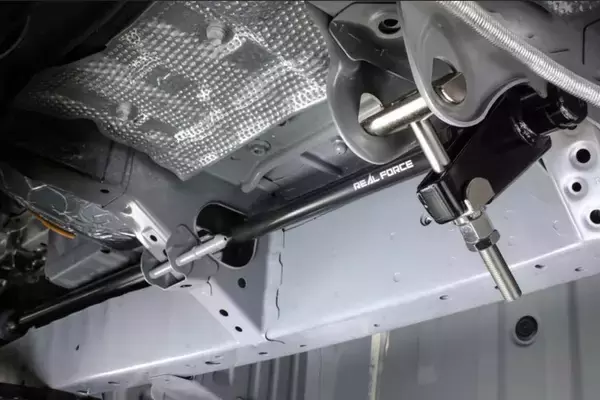 「よく見るコイルスプリングだけじゃない！　板バネに空気バネなどクルマのサスペンションの「バネ」の種類と特徴」の画像