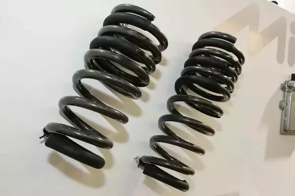 「よく見るコイルスプリングだけじゃない！　板バネに空気バネなどクルマのサスペンションの「バネ」の種類と特徴」の画像