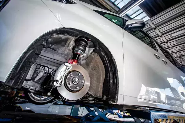 「よく見るコイルスプリングだけじゃない！　板バネに空気バネなどクルマのサスペンションの「バネ」の種類と特徴」の画像