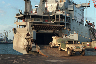 船の中で行われている神業駐車！　RO-RO船内部にトレーラーを積み込むドライバーの技術がヤバすぎる!!