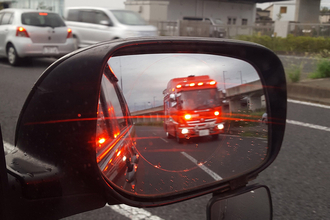 信号待ちの先頭で後方から「緊急車両」が接近！　避けるために赤信号で交差点に入れば道交法違反だしどうするのが正解？