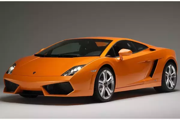 「ランボルギーニの逆転劇は「非跳ね上げドア車」が生み出した！　過去最高の販売台数を支えた「やりました」モデルとは」の画像