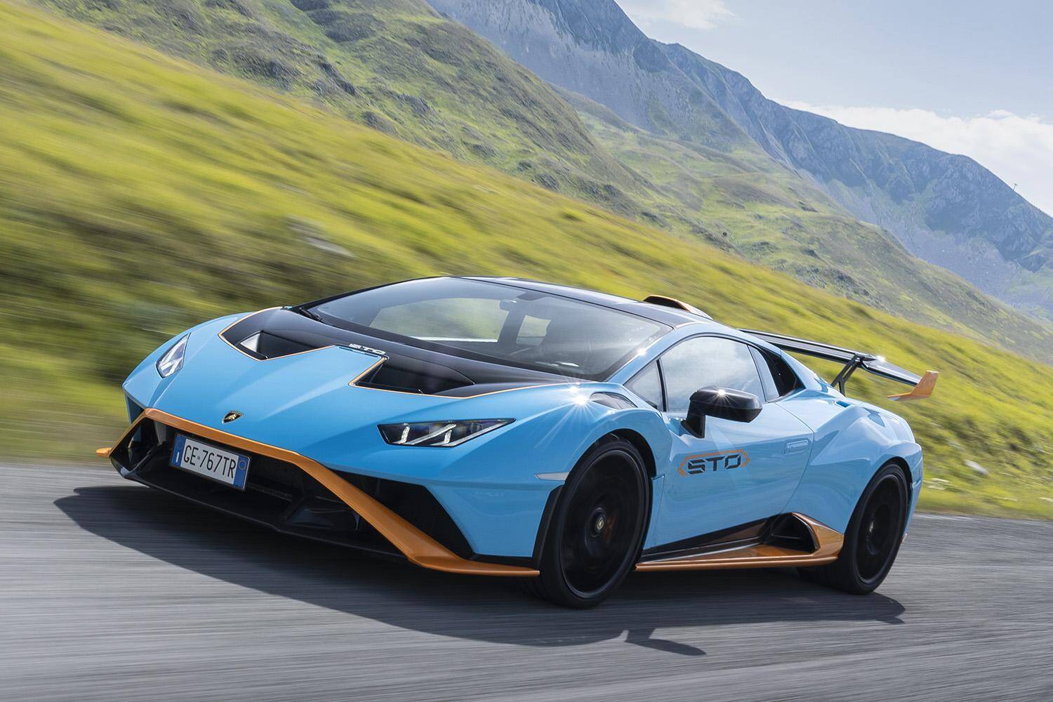 ランボルギーニの逆転劇は「非跳ね上げドア車」が生み出した！　過去最高の販売台数を支えた「やりました」モデルとは