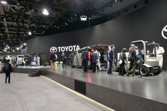 こんなハイエースやタウンエースがあれば誰でも配送業務に従事できる！　トヨタ＆ダイハツの未来の働くクルマ群の目指すところが激熱だった【ジャパンモビリティショー2025】