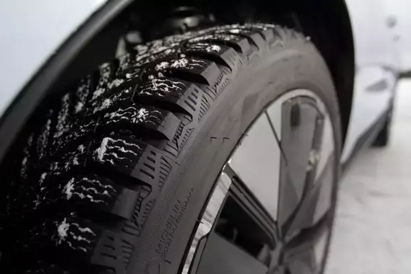 「【試乗】BEVってこんなに面白かったの!?　スウェーデンの氷上で乗ったボルボEX30がみせた「獰猛な走り」と「安心感」」の画像