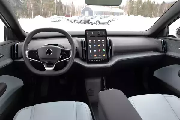 「【試乗】BEVってこんなに面白かったの!?　スウェーデンの氷上で乗ったボルボEX30がみせた「獰猛な走り」と「安心感」」の画像