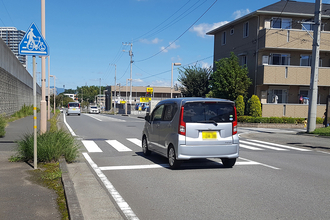 横断者がいないのに対向車が横断歩道の手前で一時停止していたらコチラも停まらないと違反！　まったく知られていない道交法の解釈で取り締まられる例が増えていた!!