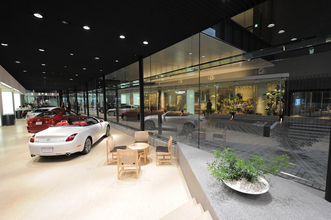 いまだ女性がドリンクを出すのは前時代的!?　無料自販機もチラホラみかける新車ディーラーの「飲み物」サービス