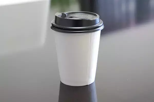 「いまだ女性がドリンクを出すのは前時代的!?　無料自販機もチラホラみかける新車ディーラーの「飲み物」サービス」の画像