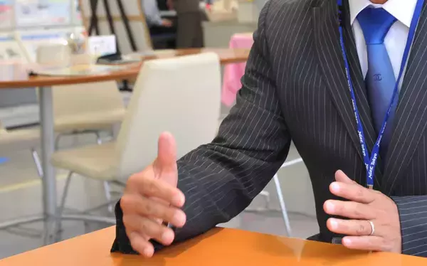 「いまだ女性がドリンクを出すのは前時代的!?　無料自販機もチラホラみかける新車ディーラーの「飲み物」サービス」の画像