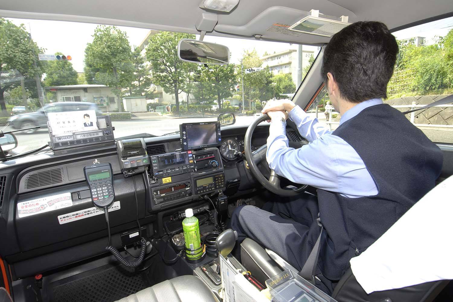 バス・トラック・タクシードライバーの時間外労働時間の上限が960時間に！　労働環境を改善するための施策がより「業界を苦しめる」ワケ