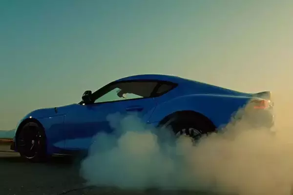 「黒いタイヤなのに白煙ってなぜ？　そもそも吸っても大丈夫？　ドリフト競技で激しく出る「煙」の正体とは」の画像