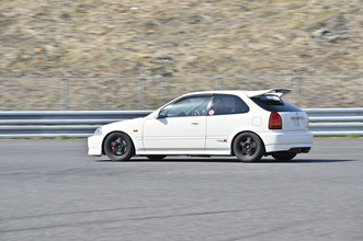 オフ会でボンネットを開ければプチヒーロー確定！　フジツボの「チタン製の虹色棒」がクルマ好きに刺さりまくり