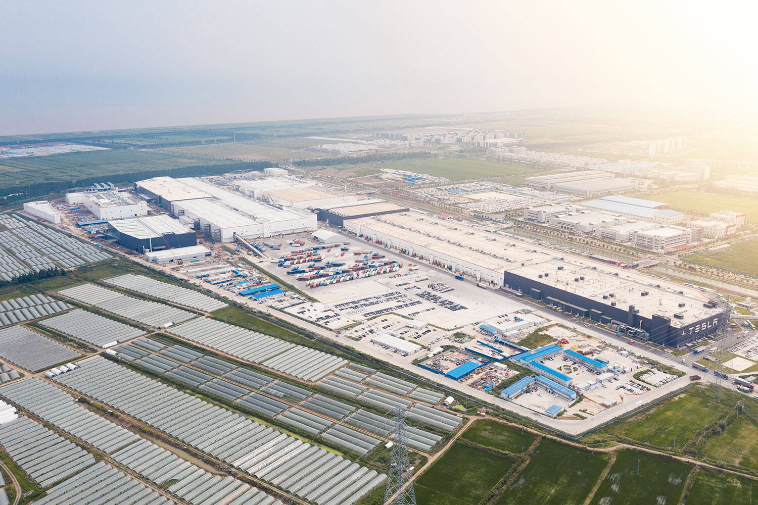 ハッキリいって高額な電気自動車はいつか値下がりする？　「地球環境」よりも「家庭のお財布」が大切な庶民がEVを買える日はくるのか