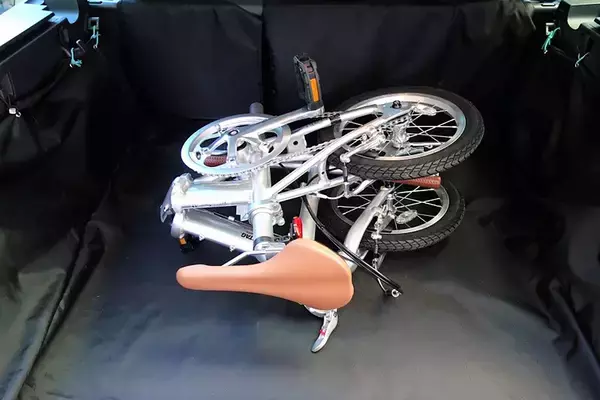 「クルマの先の「ちょいのり」は折りたたみ自転車！　ドライブの幅が広がる「６輪生活」が健康でエコで最高だった」の画像