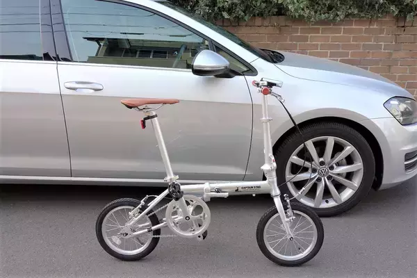 「クルマの先の「ちょいのり」は折りたたみ自転車！　ドライブの幅が広がる「６輪生活」が健康でエコで最高だった」の画像