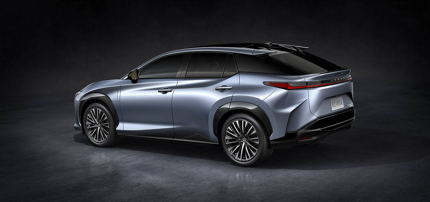 トヨタbZ4Xよりもちょっと大きくて低い！　レクサスの新時代到来を告げるBEV「RZ」を世界初公開
