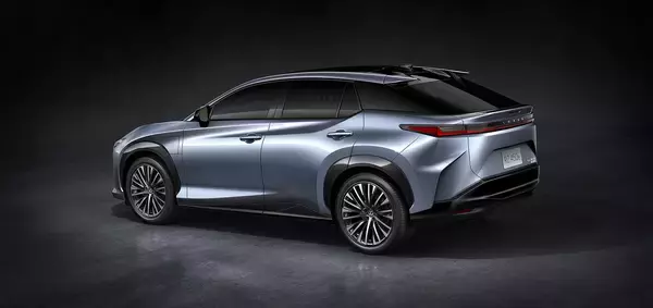 「トヨタbZ4Xよりもちょっと大きくて低い！　レクサスの新時代到来を告げるBEV「RZ」を世界初公開」の画像