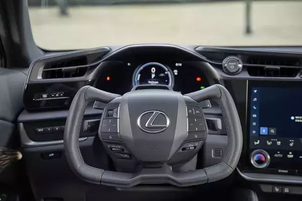 「トヨタbZ4Xよりもちょっと大きくて低い！　レクサスの新時代到来を告げるBEV「RZ」を世界初公開」の画像