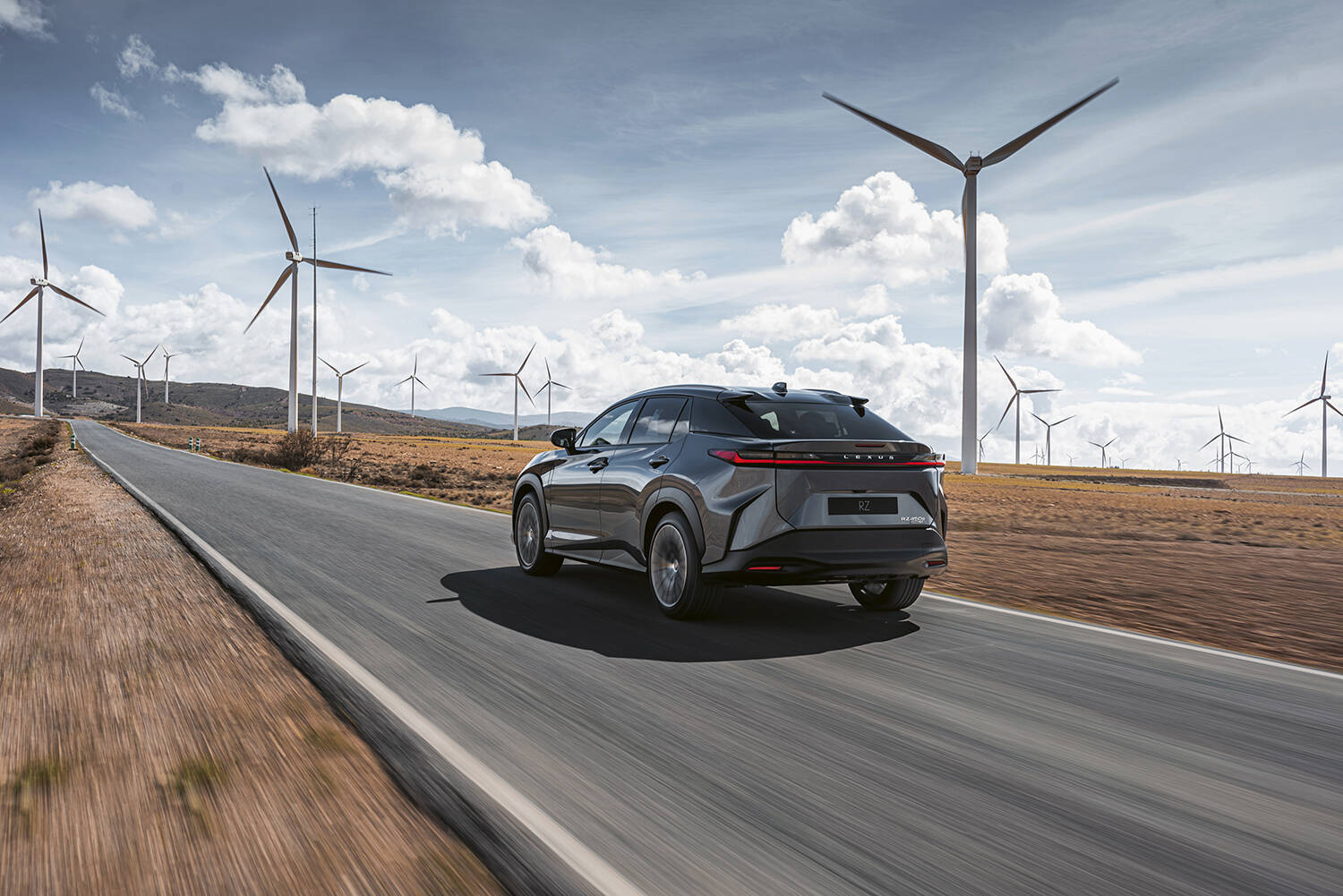 トヨタbZ4Xよりもちょっと大きくて低い！　レクサスの新時代到来を告げるBEV「RZ」を世界初公開