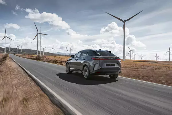 「トヨタbZ4Xよりもちょっと大きくて低い！　レクサスの新時代到来を告げるBEV「RZ」を世界初公開」の画像