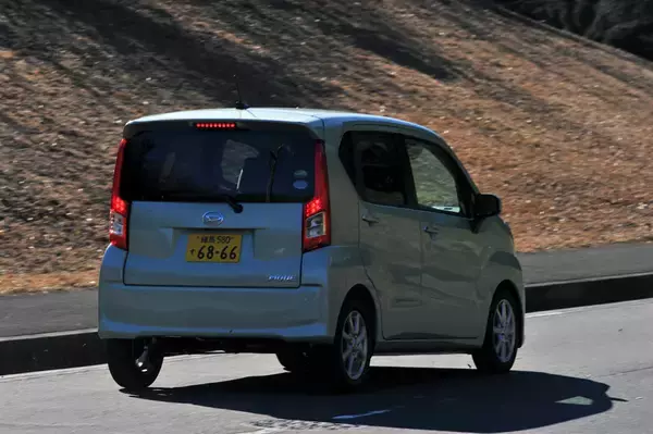 「「踏切手前の窓開け」「時速100キロで100m」「ポンピングブレーキ」！　なぜ教習所では公道で「使えないテク」を教えるのか」の画像