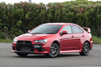 新車購入者の６割が「赤」を選んだクルマも！　「車名」を聞くと「赤」が思い浮かぶクルマ５台