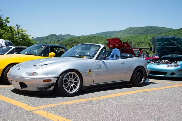 「右も左もロードスターだらけ！　揃いも揃ったり1000台以上が集まる巨大ミーティングに潜入した」の画像