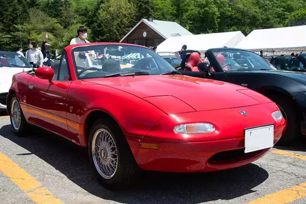 「右も左もロードスターだらけ！　揃いも揃ったり1000台以上が集まる巨大ミーティングに潜入した」の画像