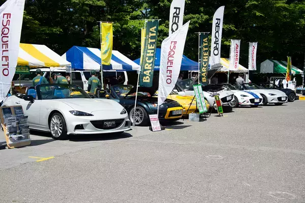 「右も左もロードスターだらけ！　揃いも揃ったり1000台以上が集まる巨大ミーティングに潜入した」の画像