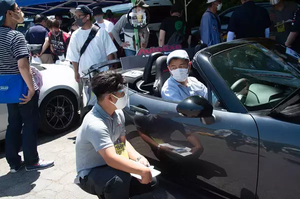 「右も左もロードスターだらけ！　揃いも揃ったり1000台以上が集まる巨大ミーティングに潜入した」の画像