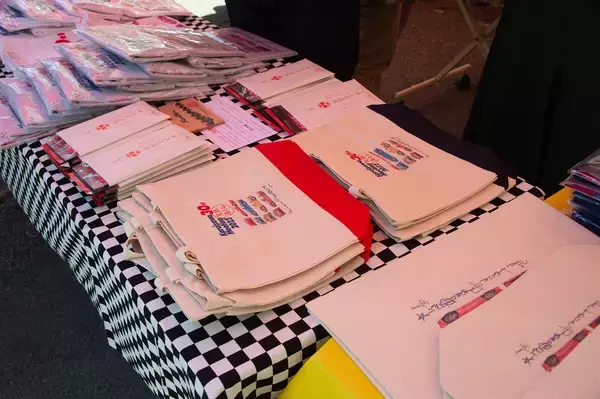 「右も左もロードスターだらけ！　揃いも揃ったり1000台以上が集まる巨大ミーティングに潜入した」の画像