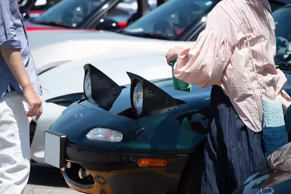 「右も左もロードスターだらけ！　揃いも揃ったり1000台以上が集まる巨大ミーティングに潜入した」の画像