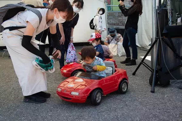 「右も左もロードスターだらけ！　揃いも揃ったり1000台以上が集まる巨大ミーティングに潜入した」の画像