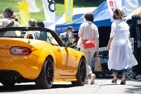 「右も左もロードスターだらけ！　揃いも揃ったり1000台以上が集まる巨大ミーティングに潜入した」の画像