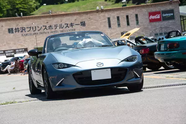 「右も左もロードスターだらけ！　揃いも揃ったり1000台以上が集まる巨大ミーティングに潜入した」の画像