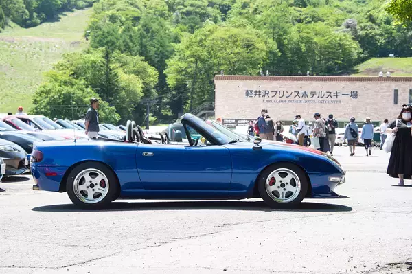 「右も左もロードスターだらけ！　揃いも揃ったり1000台以上が集まる巨大ミーティングに潜入した」の画像