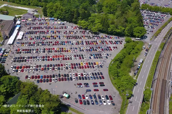 「右も左もロードスターだらけ！　揃いも揃ったり1000台以上が集まる巨大ミーティングに潜入した」の画像