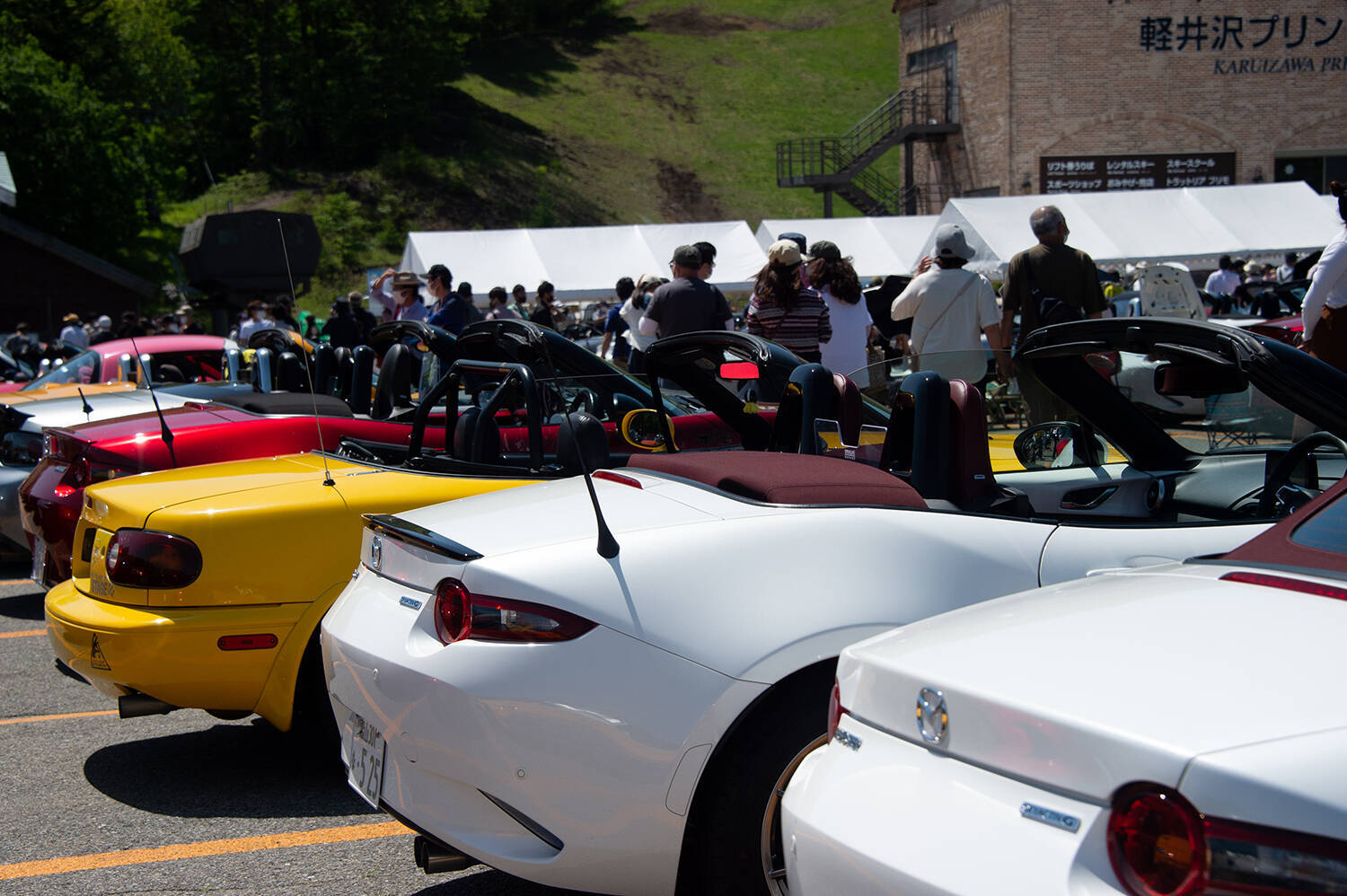 右も左もロードスターだらけ！　揃いも揃ったり1000台以上が集まる巨大ミーティングに潜入した