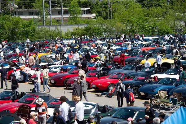 「右も左もロードスターだらけ！　揃いも揃ったり1000台以上が集まる巨大ミーティングに潜入した」の画像