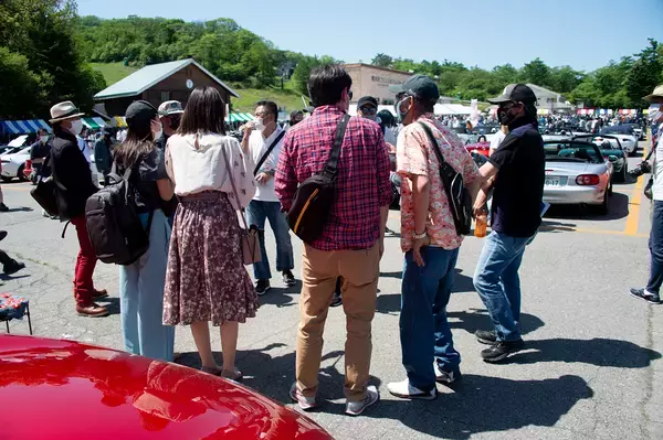 「右も左もロードスターだらけ！　揃いも揃ったり1000台以上が集まる巨大ミーティングに潜入した」の画像