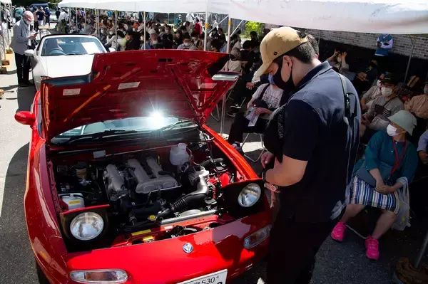 「右も左もロードスターだらけ！　揃いも揃ったり1000台以上が集まる巨大ミーティングに潜入した」の画像