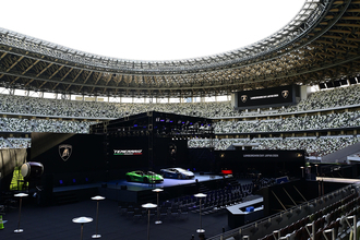 国立競技場をランボが貸切！　日本のお寺にフェラーリ！　エンパイヤステートビルの展望台！　ビックリ発表会を開催したメーカー６選