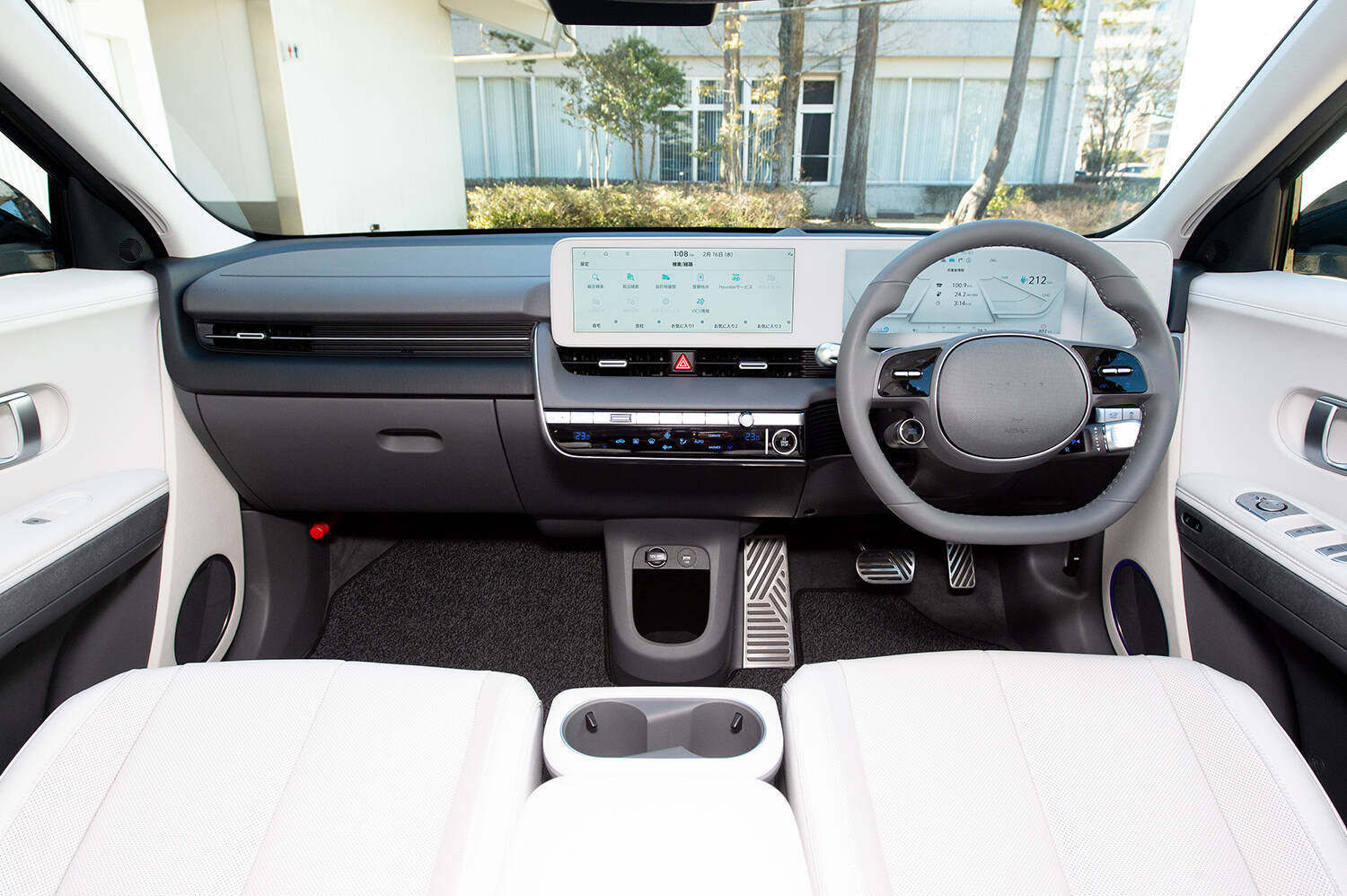 自宅よりも車内のほうが癒されるってマジか！　走らずとも乗っていたくなるエンタメ装備のクルマ４選