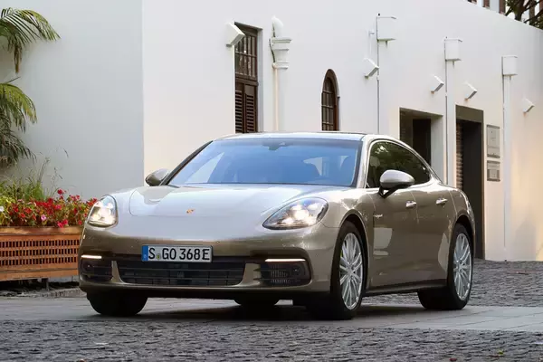 「実用的なのにスポーツカー顔負け！　爆速SUV・ワゴン・ミニバンが凄すぎた」の画像