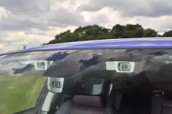 「ちょっと前までフロントガラスの上部にあった青や緑のハチマキ！　最近のクルマから消えた理由をガラスメーカーに聞いてみた」の画像